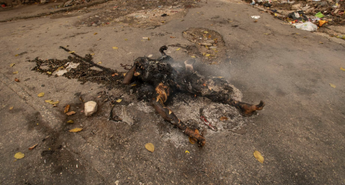 Morti bruciati per le strade di Porto Principe