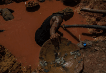 Dig, baby, dig Un minatore illegale in cerca d'oro nella valle dell'Orinoco