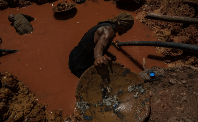 Un minatore illegale in cerca d'oro nella valle dell'Orinoco